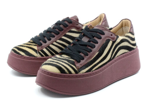 Sneakersy R/D z naturalnej skóry koziej z sierścią w print zebry na białej szytej podeszwie R. Karoń