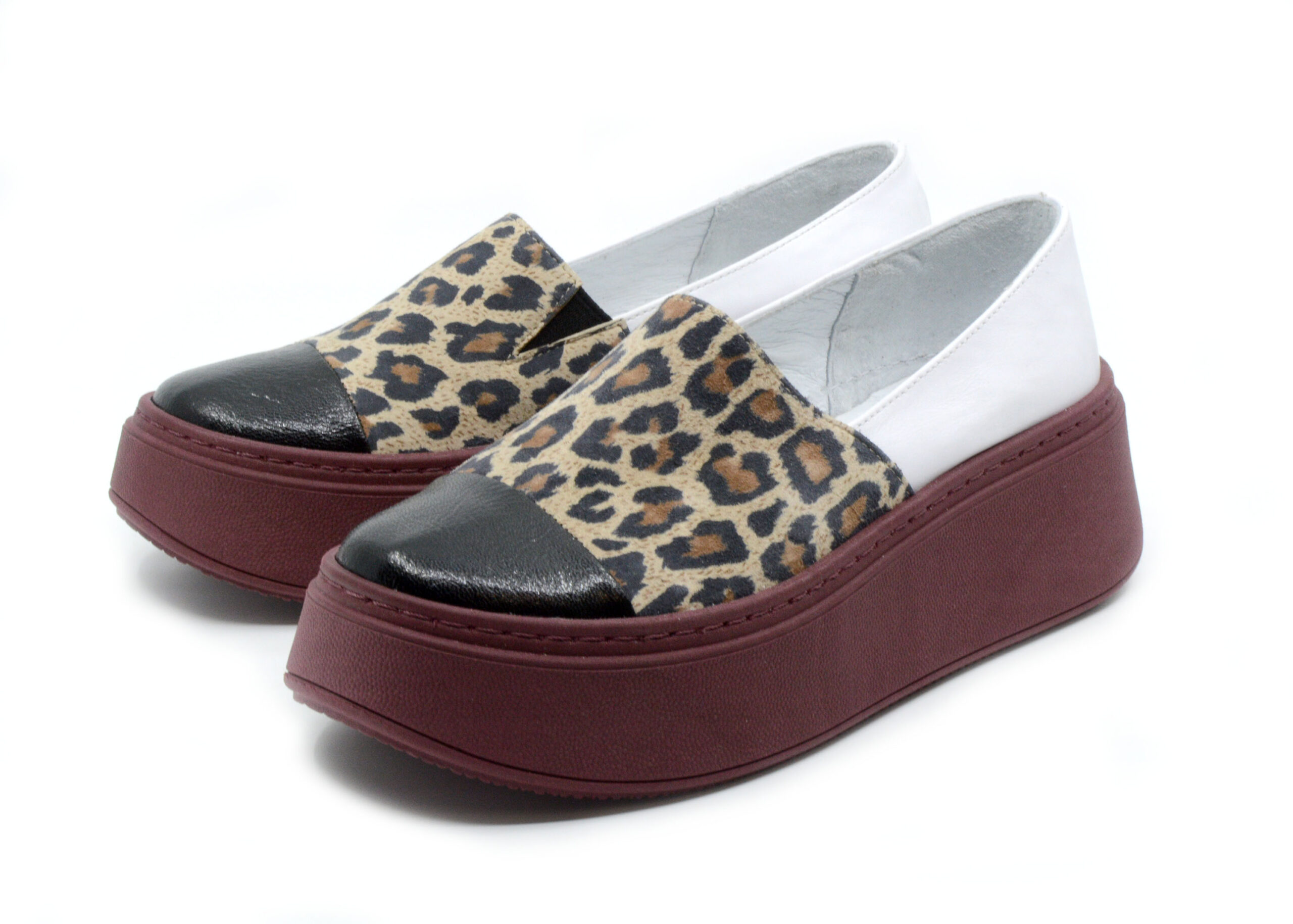 Damskie białe półbuty skórzane Alicja 2 z motywem pantery na białej szytej podeszwie R. Karoń