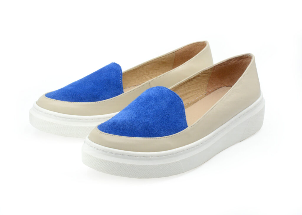 Damskie półbuty slip-on Sofia z beżowej skóry i kobaltowego weluru na białej szytej podeszwie R. Karoń