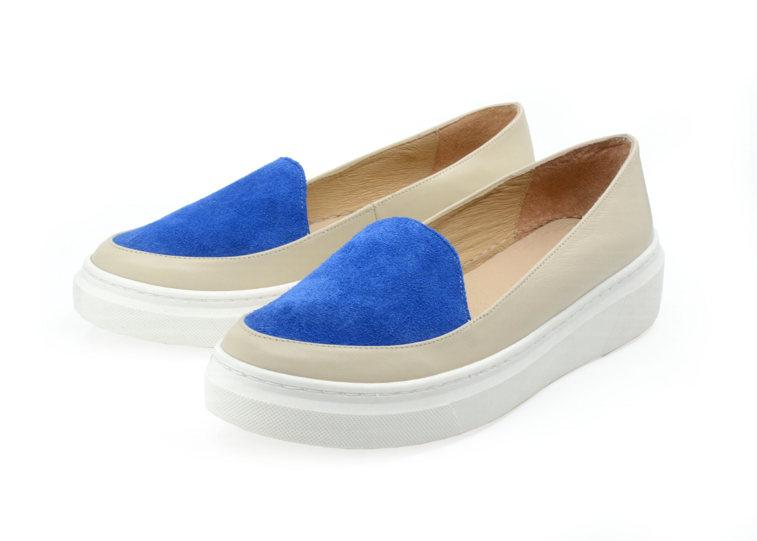 Damskie półbuty slip-on Sofia z beżowej skóry i kobaltowego weluru na białej szytej podeszwie R. Karoń