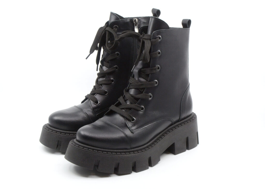 Czarne męskie trapery Alaska/m ze skóry licowej 1,3 mm na grubym obcasie R. Karoń