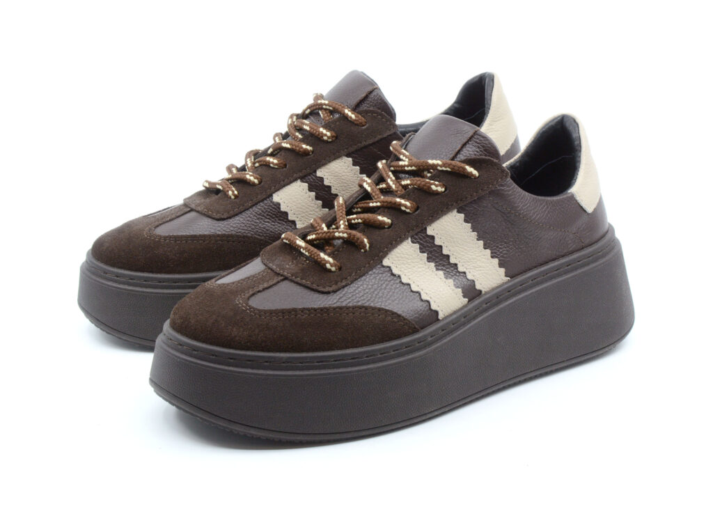 Buty rzemieślnicze Tango 2/L z brązowej skóry licowej i weluru na jasnym tle.