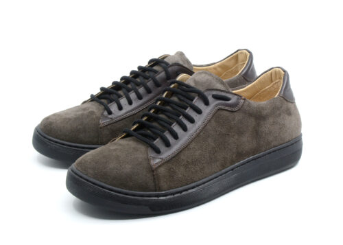 Męskie sneakersy z brązowego zamszu bydlęcego na czarnej szytej podeszwie polski szewc R. Karoń