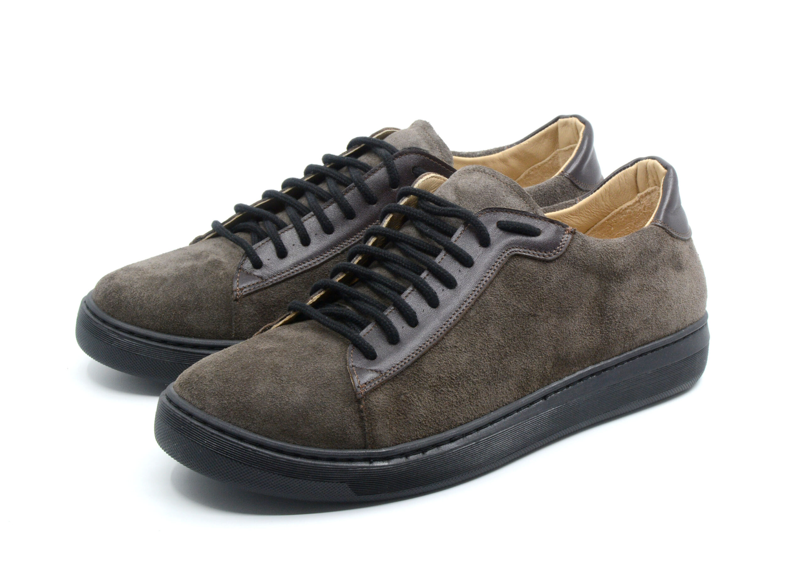 Męskie sneakersy z brązowego zamszu bydlęcego na czarnej szytej podeszwie polski szewc R. Karoń