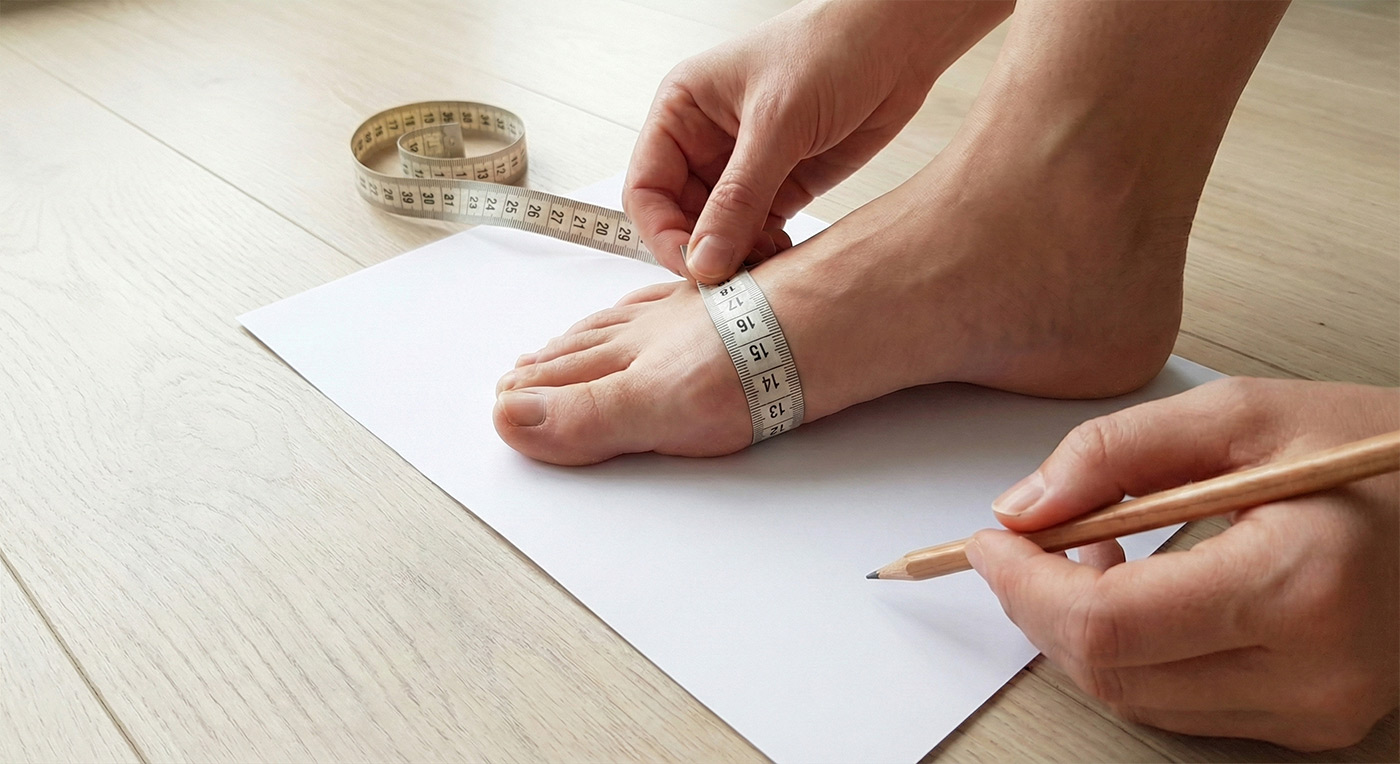 Pomiar stóp w domu przy użyciu domowych akcesoriów