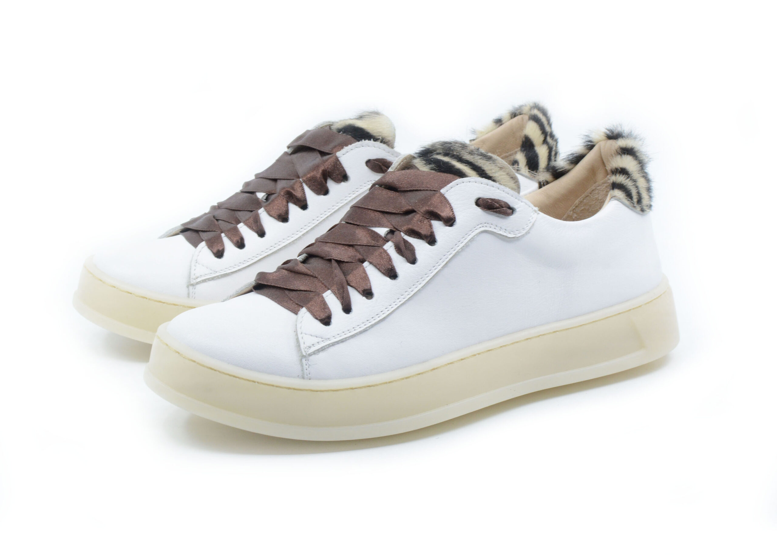 Białe skórzane sneakersy damskie Model R z motywem zebry i brązowymi sznurowadłami na białej podeszwie.