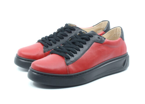 Męskie skórzane sneakersy Model R/M w kolorze czerwonym z czarnymi elementami na czarnej podeszwie EVA.