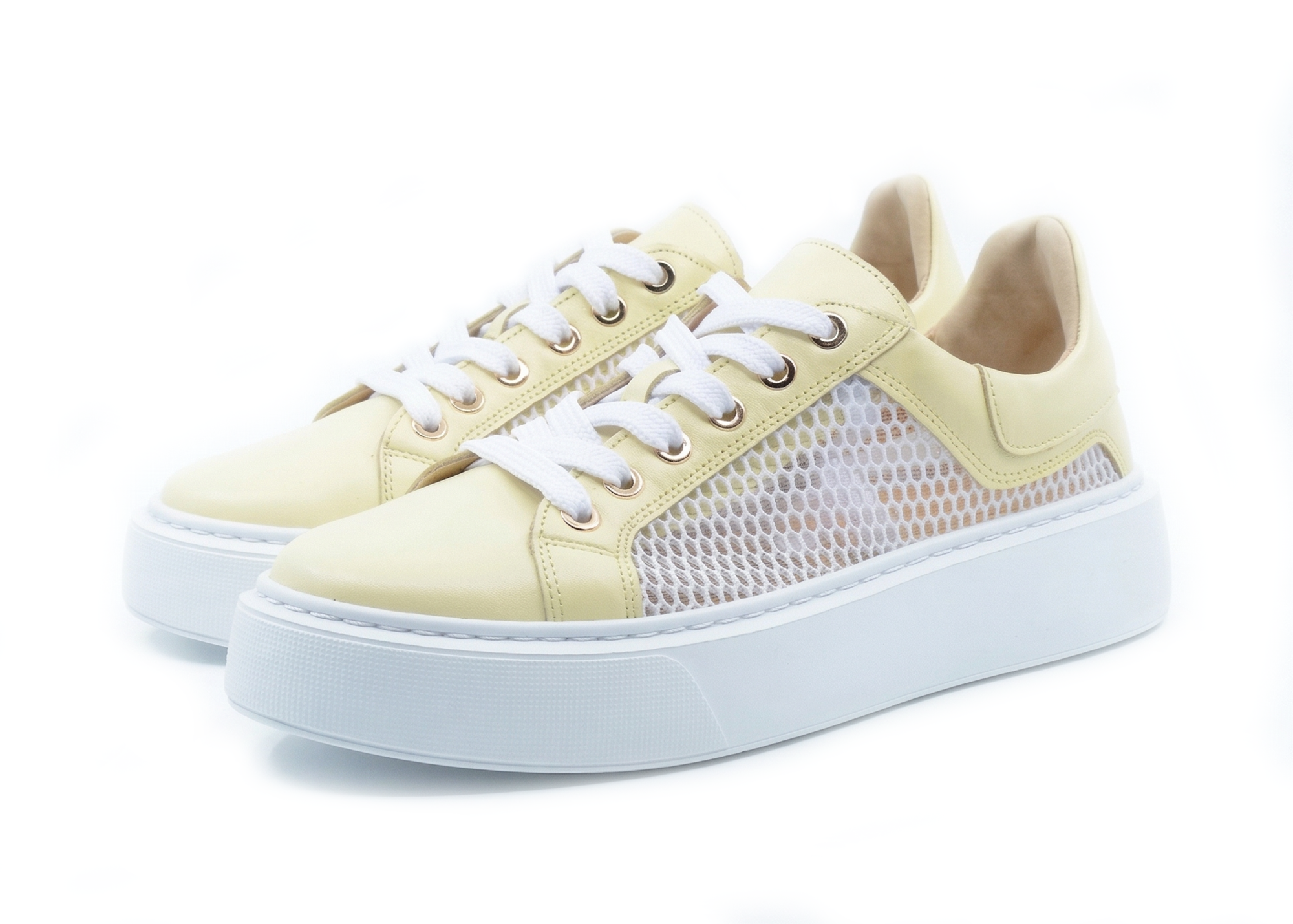 Żółto-białe sneakersy damskie Model R3/D z cytrynowej skóry i siatki na białej, szytej podeszwie.