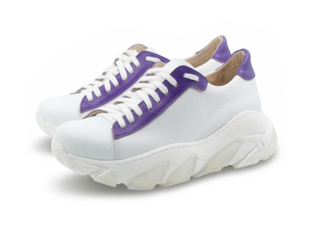 Białe skórzane sneakersy damskie ROMINA z fioletowymi wstawkami na masywnej, białej podeszwie.