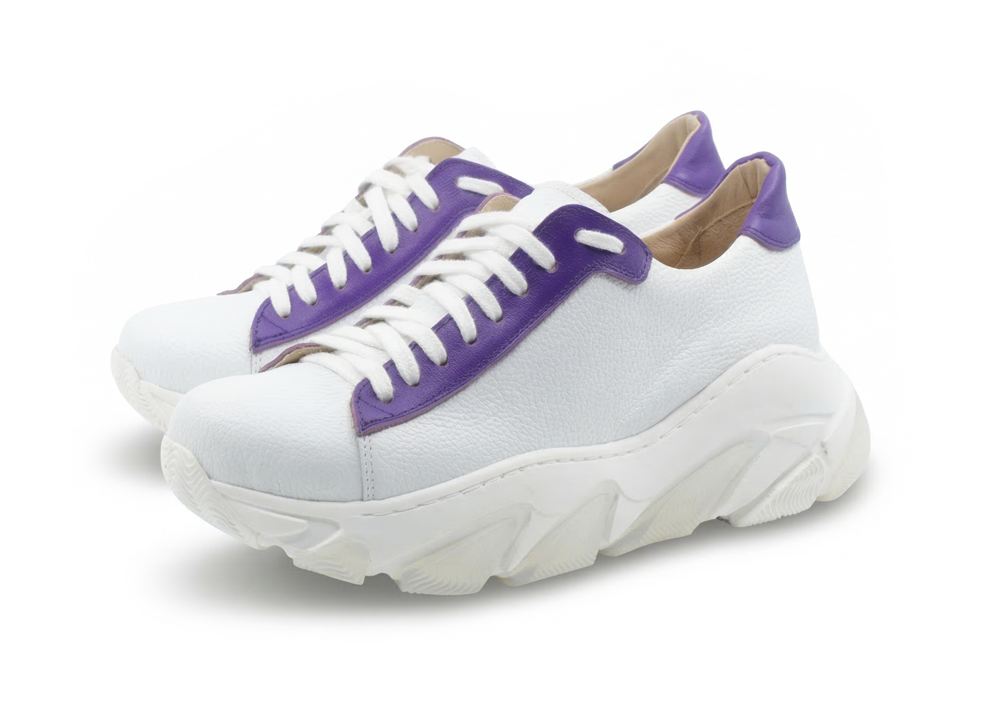 Białe skórzane sneakersy damskie ROMINA z fioletowymi wstawkami na masywnej, białej podeszwie.