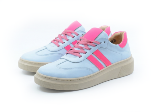 Jasnoniebieskie skórzane sneakersy damskie Tango 2 z różowymi paskami i językiem, beżowa podeszwa, rzemieślnicze.